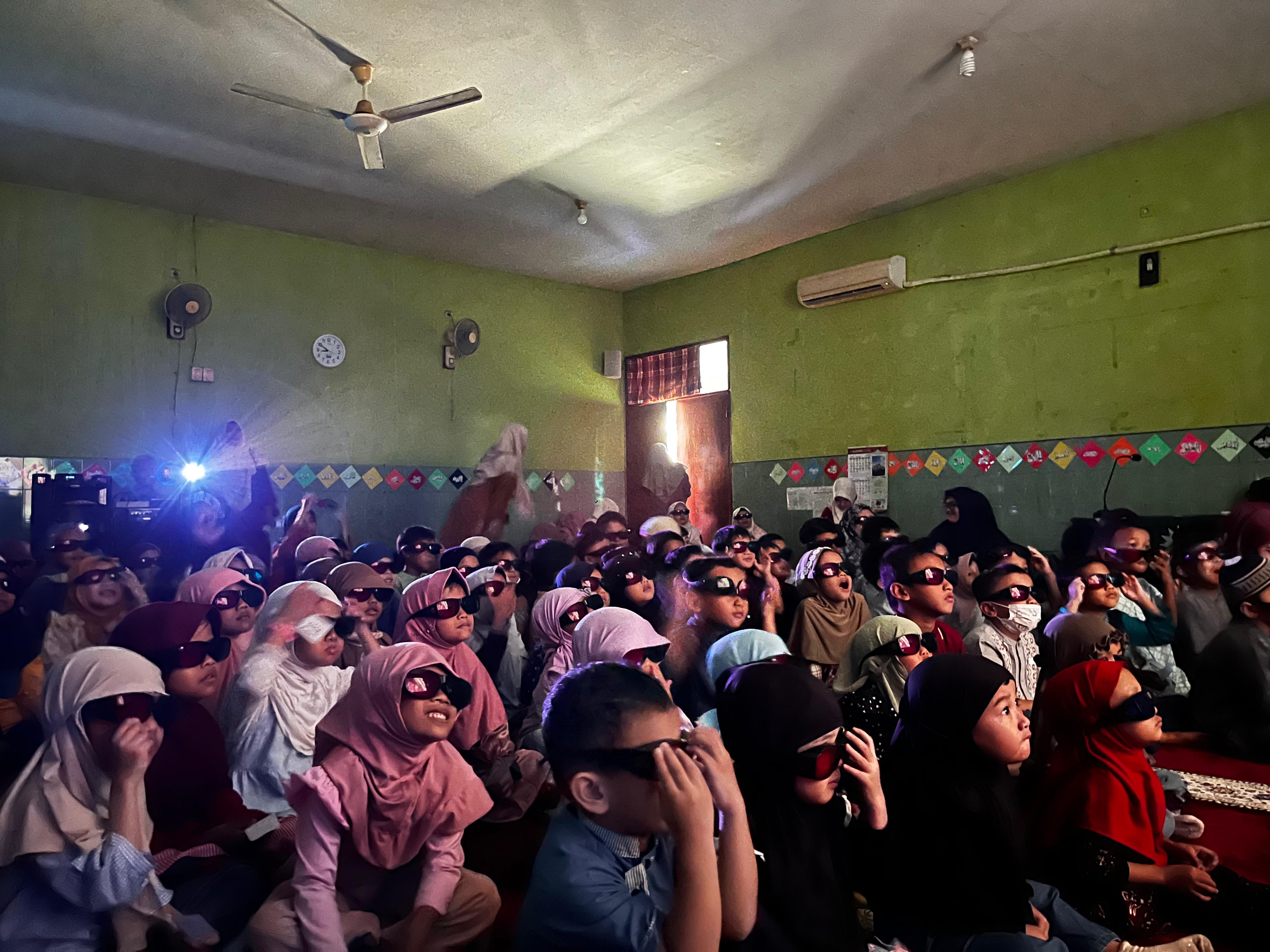 Dari Layar ke Kepedulian: Nobar dan Penyaluran Zakat Mal ABABE School Bersama IWAMA